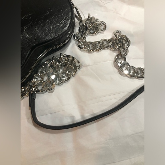 Steve Madden black crinkled zippered heavy chain heart shaped crossbody‎ bag new - Picture 9 of 17